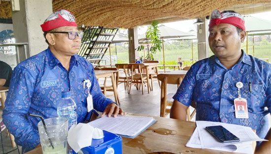 Ka.Bag Langganan I Made Sudiana,SE dan Kasubag Humas I Wayan Agus Suanjaya